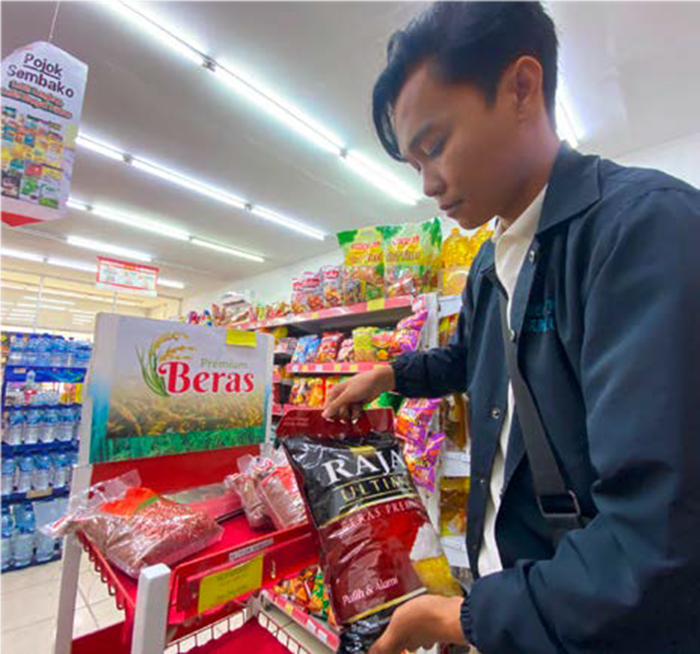 JADI SOROTAN: Salah satu merek beras yang diduga oplosan masih beredar di salah satu minimarket di Kota Batu kemarin (17/7).