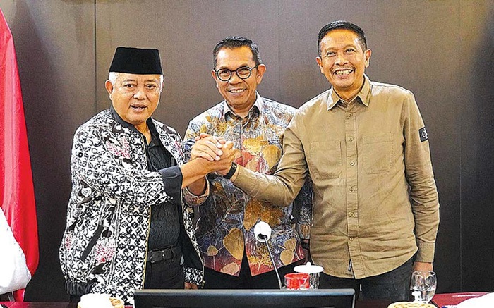 SINERGI: Wali Kota Batu Nurochman (tengah), Wali Kota Malang Wahyu Hidayat (kiri) dan Bupati Malang H M Sanusi (kanan) berkomitmen kolaborasi Malang Raya di Rupatama Balai Kota Among Tani Batu pada Ju