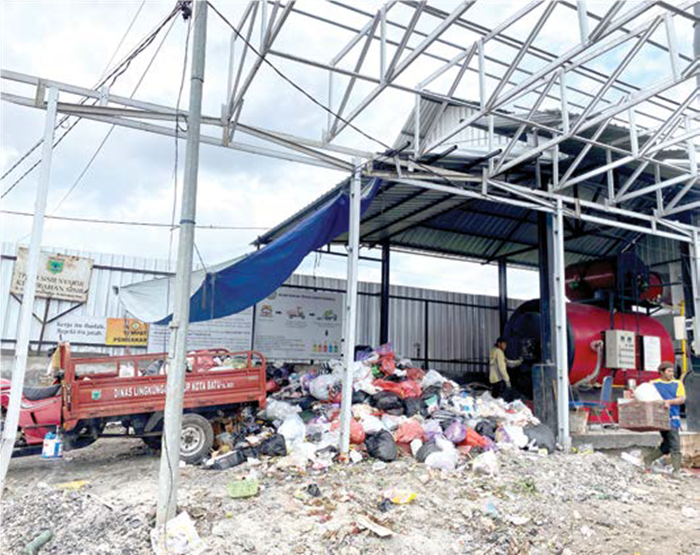 KELOLA SAMPAH: Petugas sampah di TPS3R Kelurahan Sisir membakar sampah. Rencananya rumah kompos akan di bangun dekat insinerator di sana.