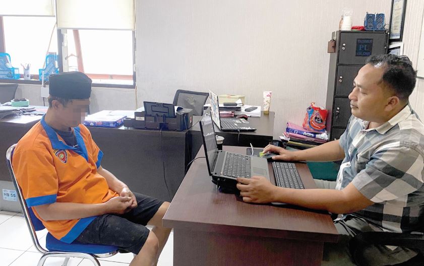 PROSES HUKUM: Pelaku pelecehan seksual SY menjalani pemeriksaan di Unit Perlindungan Perempuan dan Anak (PPA) Polres Batu kemarin (21/7).