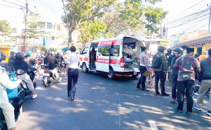LAKA LANTAS: Aparat kepolisian melakukan olah TKP di Jalan Ir Soekarno, Desa Beji, Kecamatan Junrejo kemarin (22/7).