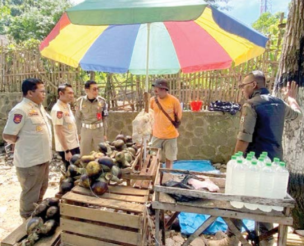PATROLI: Satpol PP beri peringatakan PKL liar agar tidak berjualan di tempat yang dilarang beberapa waktu lalu.&nbsp;