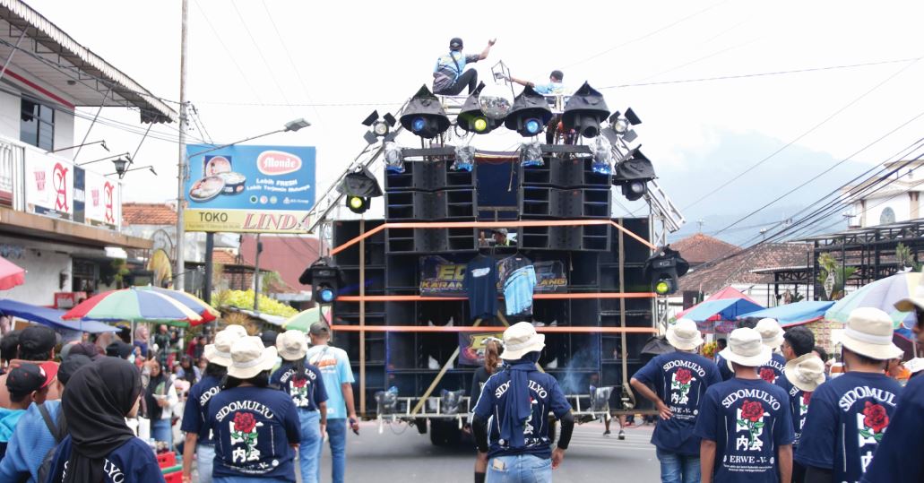 DIBATASI: Karnaval Bersih Desa Sidomulyo beberapa waktu lalu masih menggunakan sound horeg.  