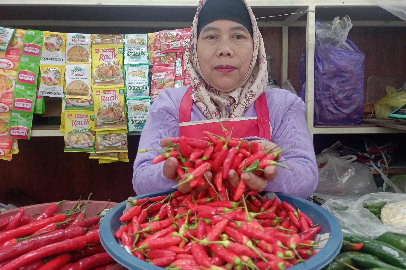 STOK CABAI: Penjual cabai merah hampir menghabiskan stoknya kemarin (29/7).