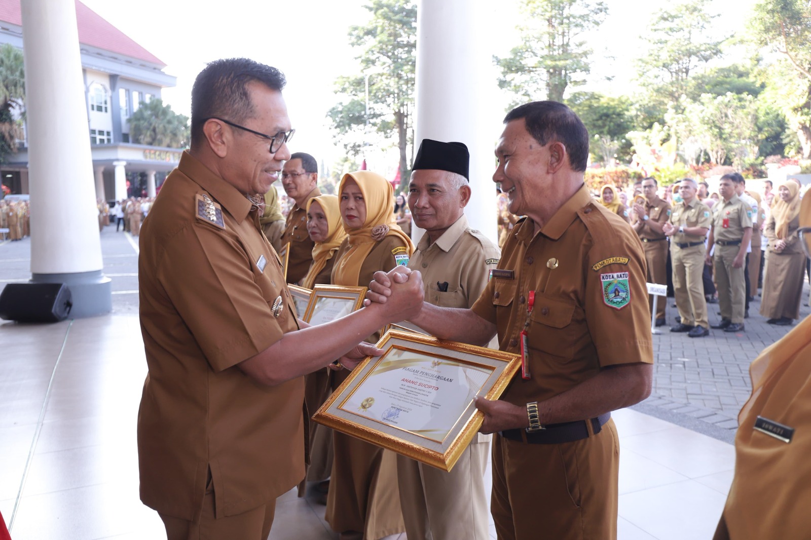 PURNA TUGAS: Wali Kota Batu Nurochman memberikan penghargaan kepada ASN yang purna tugas di Balai Kota Among Tani Batu pada Selasa lalu (28/7).