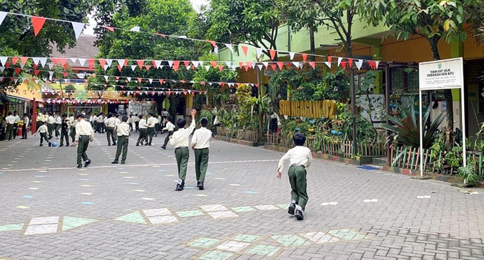 GILIRAN: Siswa SDN Ngaglik 2 sedang beraktivitas di lapangan sekolah kemarin (30/7). Sekolah tersebut akan mendapat bantuan rehabilitasi mulai pekan depan.