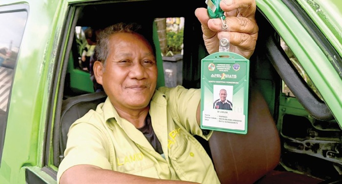 PUNYA LEGALITAS: Sopir Apel Gratis Jalur Batu-Songgoriti menunjukkan KTA saat menjemput siswa kemarin (30/7).