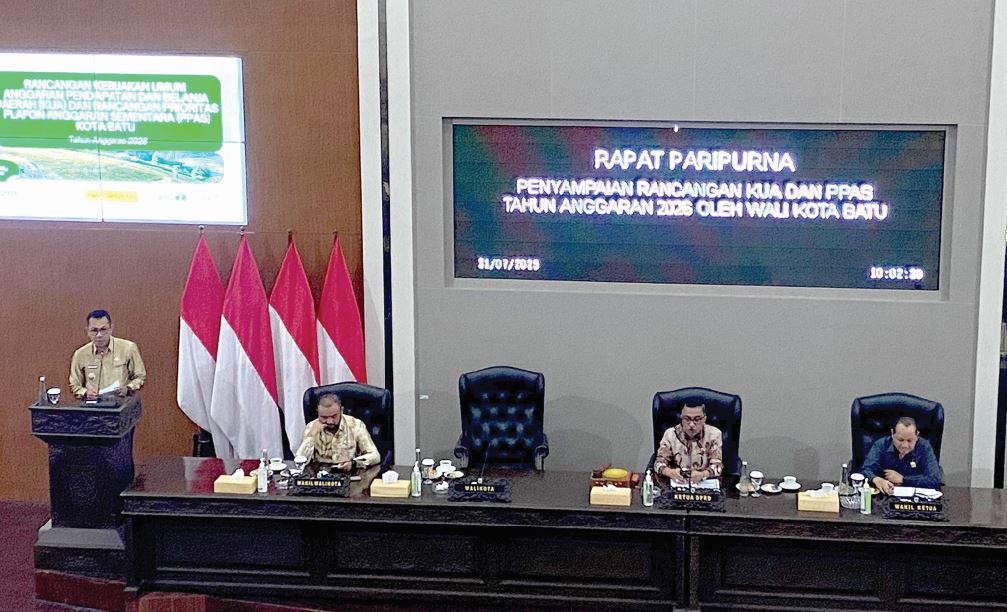 PENYAMPAIAN MATERI: Wali Kota Batu Nurochman menyampaikan Rancangan KUA PPAS Tahun Anggaran 2026 dalam Rapat Paripurna di Kantor DPRD Kota Batu kemarin (31/7).
