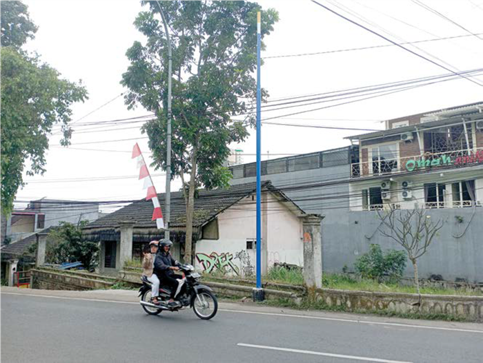 BELUM ADA KELANJUTAN: Pemasangan tiang fiber optik di Jalan Cenderawasih, Kelurahan Beji, Kecamatan Batu dihentikan lantaran pemasangannya tidak sesuai standar.