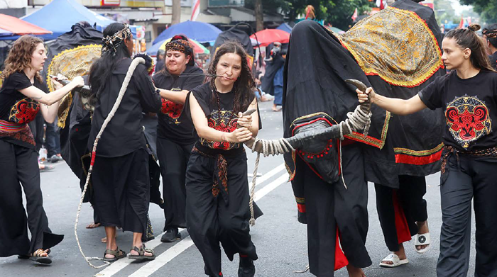 PERKENALAN BUDAYA: Beberapa seniman mancanegara menampilkan aksi bantengan sambil menyusuri beberapa ruas jalan di Kota Batu kemarin (3/8).