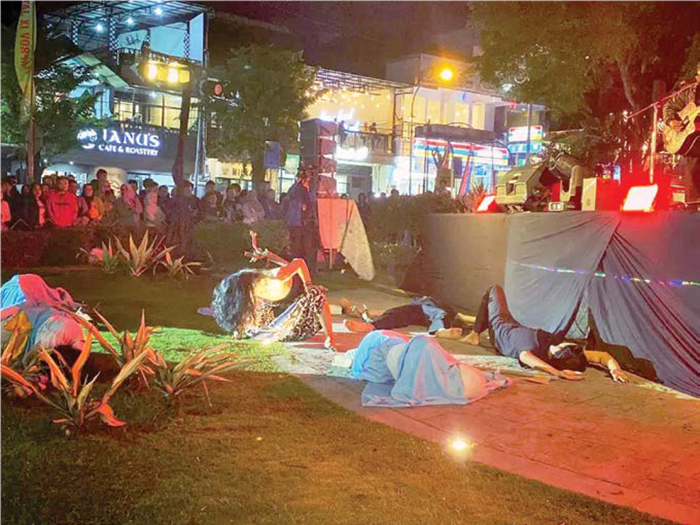 MEMUKAU PENONTON: Pertunjukan salah satu kelompok kesenian ludruk di Trancam Art Kawasan Alun-alun Kota Batu pada 15 Juni lalu.