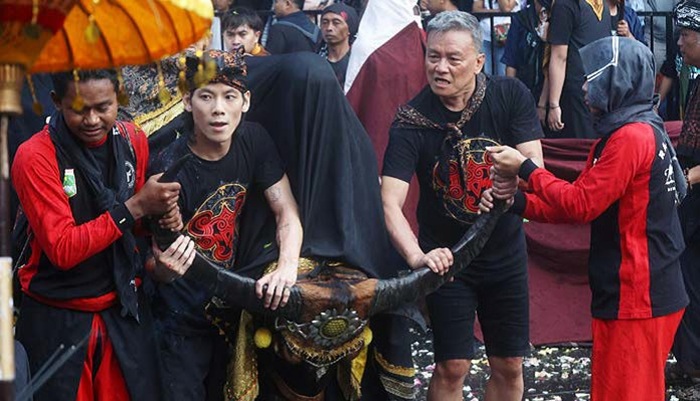 SALURKAN LUKA: Tony Yap (dua dari kanan) ikut dalam kirab Bantengan Nuswantoro di Kota Batu pada 3 Agustus lalu.