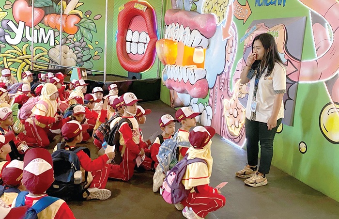 SENANG: Puluhan siswa SD Muslim Cendekia Batu sedang melakukan outing class di Jawa Timur Park 1 kemarin siang (7/8).