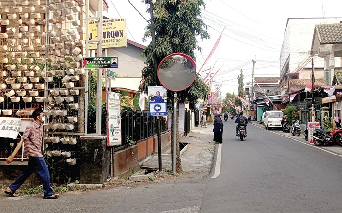 TERPASANG: Salah satu convex mirror yang sudah terpasang di Jalan Wilis, Kelurahan sisir, Kecamatan Batu.