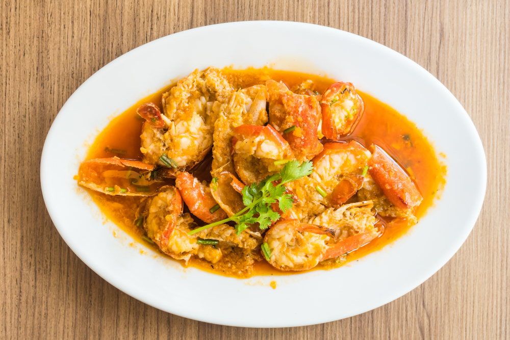 LEZAT: Seafood disajikan dengan siraman saus asam manis yang nikmat