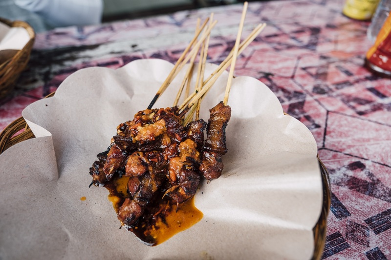 SEDAP : Gurih dan Lembutnya Sate Kelinci dengan Bumbu Kacang yang Khas Alun-alun Kota Batu