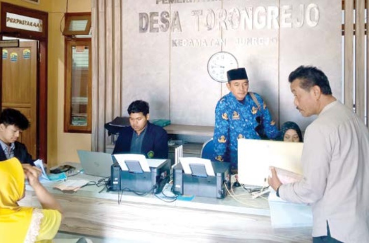 LAYANI MASYARAKAT: Tim Bapenda Kota Batu melayani masyarakat dalam kegiatan PBB Keliling di Desa Torongrejo, Kecamatan Junrejo beberapa waktu lalu.