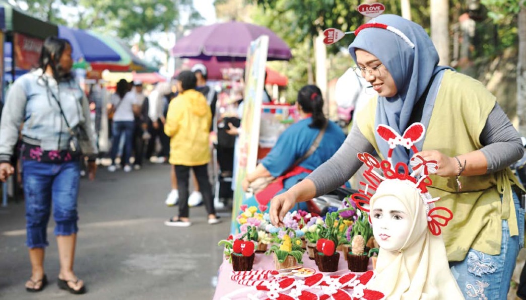 SEMARAK KEMERDEKAAN: Salah seorang PKL menjual aksesoris HUT RI ke-80 di CFD Mbatu Sae kemarin pagi (10/8).