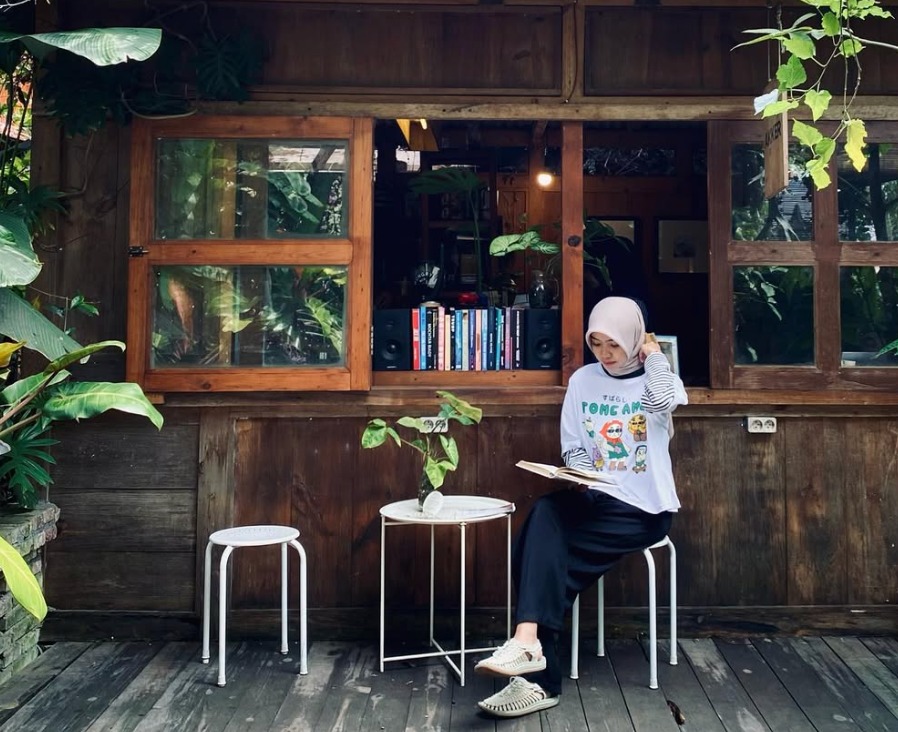NYAMAN : Potret sudut tenang di sebuah Akker Kofie, dengan dikelilingi hijau yang menyejukkan.