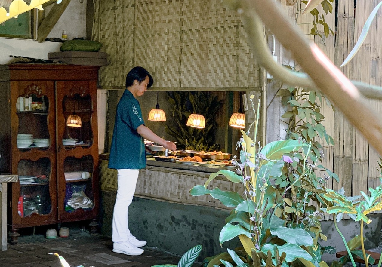 MURAH MERIAH: Suasana makan siang yang bikin betah di Warung Bu Ani