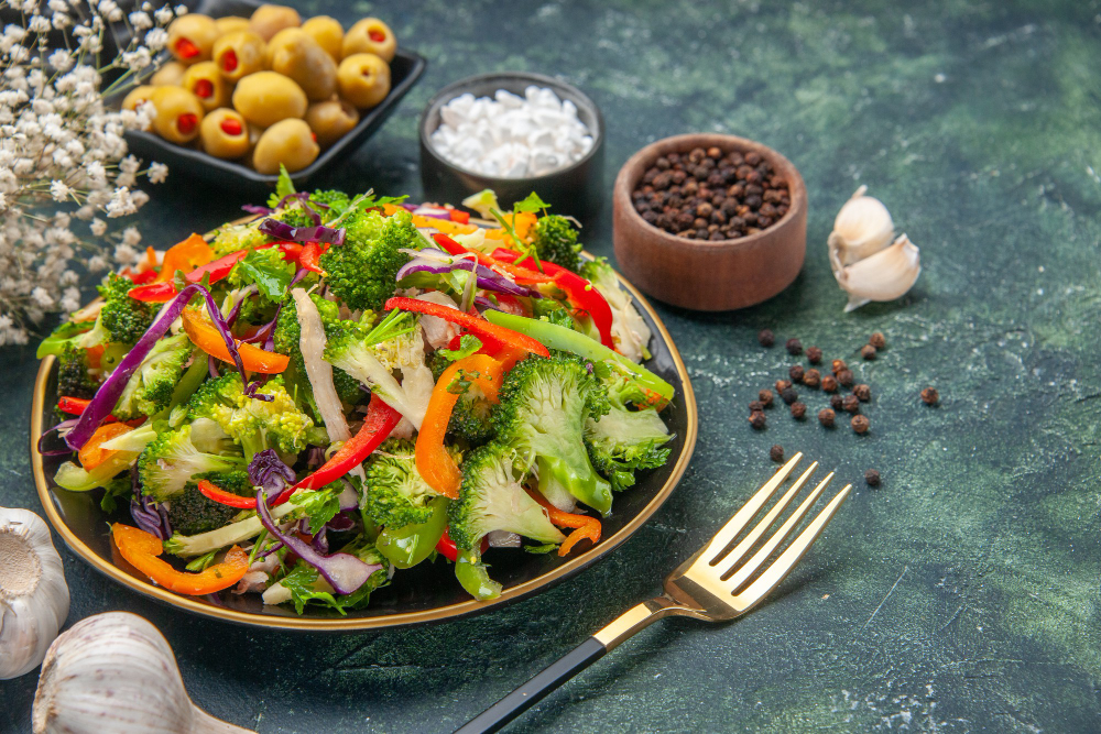 FRESH: Salad sayur segar dengan sesame dressing yang cocok untuk menu diet.