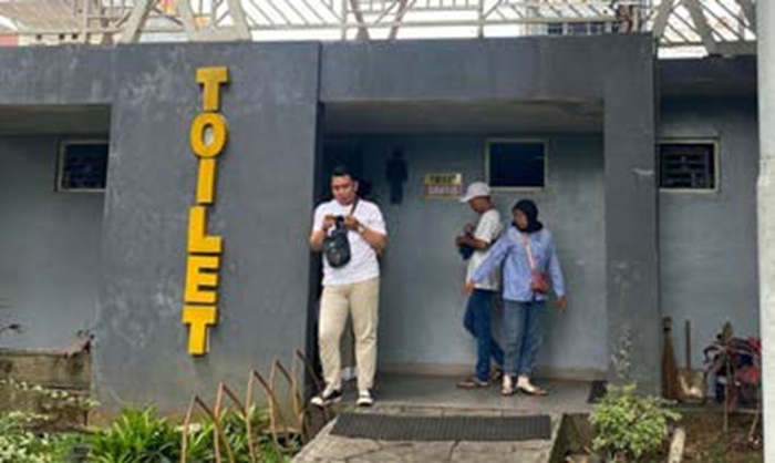 BAKAL DIPERBAIKI: Kondisi toilet di kawasan Alun-Alun Kota Wisata Batu ramai pengunjung kemarin (11/8).