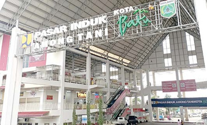 BANGUN IMEJ PASAR WISATA: Fasilitas umum di Pasar Induk Among Tani (tampak dari depan) bakal dilakukan perawatan.