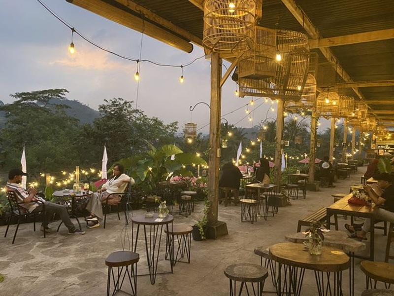 SEJUK BANGET : Inilah Beberapa Kafe Bertema Alam yang Wajib Dikunjungi Cocok Untuk Refreshing
