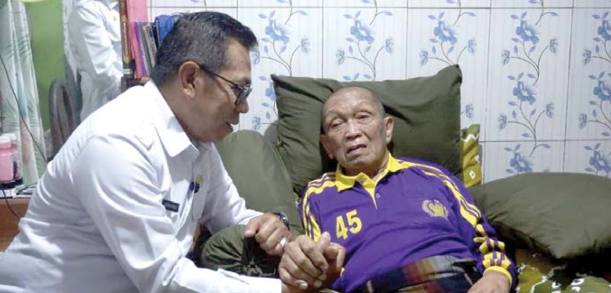 HARU: Wali Kota Batu Nurochman menyambangi salah seorang veteran Soetikno di Jalan Sutan Hasan Halim, Kelurahan Sisir, Kota Batu kemarin (13/8).