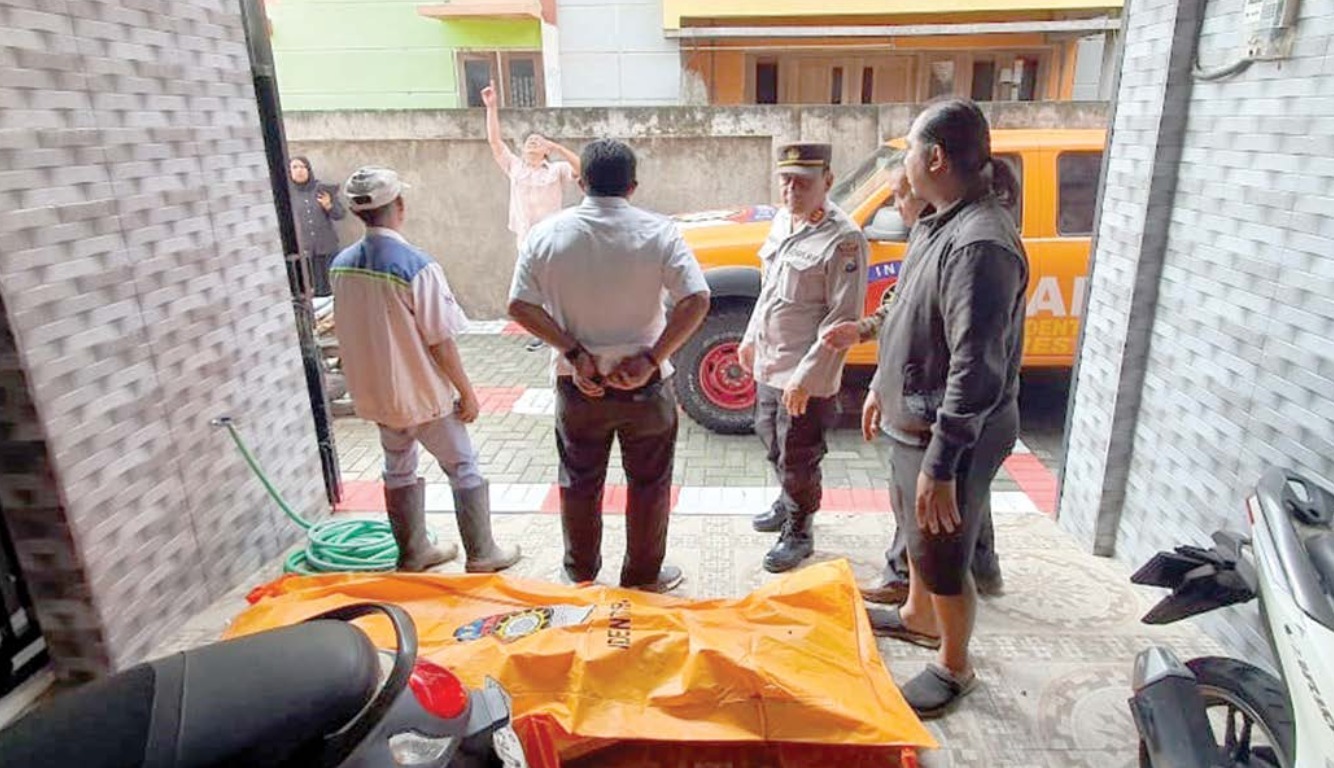 EVAKUASI: Jenazah Tora Putra Suhendra yang tewas di kamar kos di Desa Oro-Oro Ombo, Kecamatan Batu hendak dibawa menuju RS Bhayangkara TK.III Hasta Brata Batu kemari