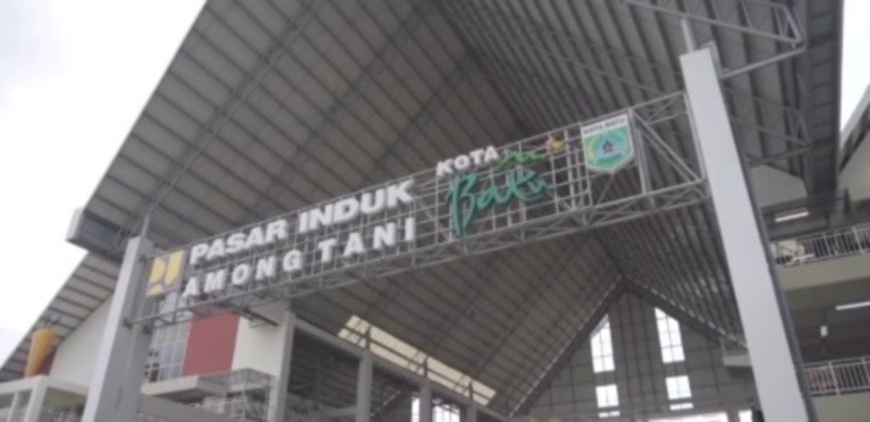 BAKAL DIKAJI ULANG: Zona pedagang sembako di Pasar Induk Among Tani Batu.