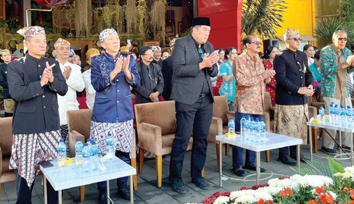 BERI APRESIASI: Para direksi Jatim Park Group memberikan penghormatan kepada para penari yang telah menyelesaikan aksinya.