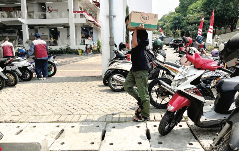 OBJEK PERBAIKAN: Talang air dan drainase di halaman Pasar Induk Among Tani Batu mulai diperbaiki.