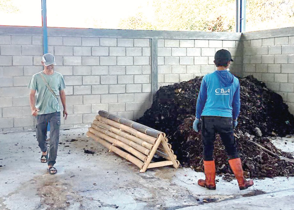 PROSES PENGOLAHAN: Petugas sampah di TPS3R Dadaprejo Makmur sedang mengolah sampah organik menjadi kompos pada Kamis (14/8).