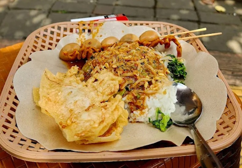KULINER KHAS: Kombinasi sayuran segar, bumbu kacang gurih, dan pelengkap renyah seperti rempeyek dalam sepiring nasi pecel selalu sukses bikin perut kenyang.