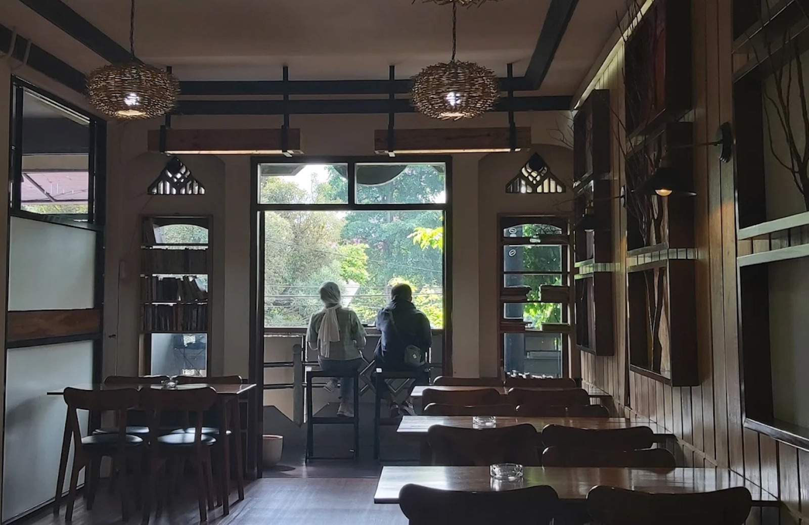 NYAMAN: Suasana klasik Janus Coffee, perpustakaan mini sekaligus cafe di Kota Batu.