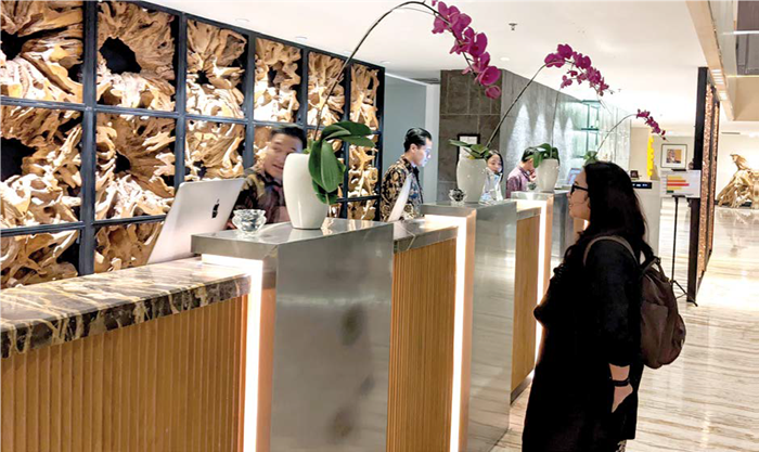 DIKENAKAN ROYALTI: Salah seorang wisatawan di Golden Tulip Holand and Resort sedang check in beberapa waktu lalu.