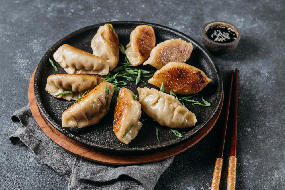 MUDAH DIBUAT: Gyoza goreng, camilan ala Jepang berbahan dasar daging ayam.