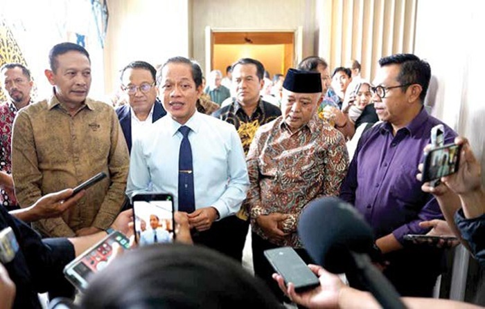 JUMPA PERS: Menteri Lingkungan Hidup RI Hanif Faisol Nurofiq (tengah), Wali Kota Batu Nurochman (kanan), Bupati Malang H M Sanusi (dua dari kanan), dan Wali Kota Malang Wahyu Hidayat (kiri) menjawab p