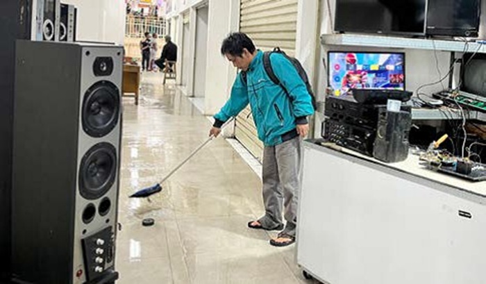 DIBERSIHKAN: Salah satu toko elektronik di Pasar Induk Among Tani Batu terdampak kebocoran talang air akibat hujan deras pada Senin malam lalu (18/8).