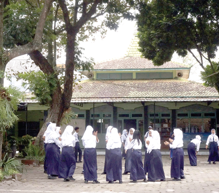 BERAKTIVITAS: Siswa SMPN 2 Batu melakukan kegiatan di luar kelas beberapa waktu lalu.