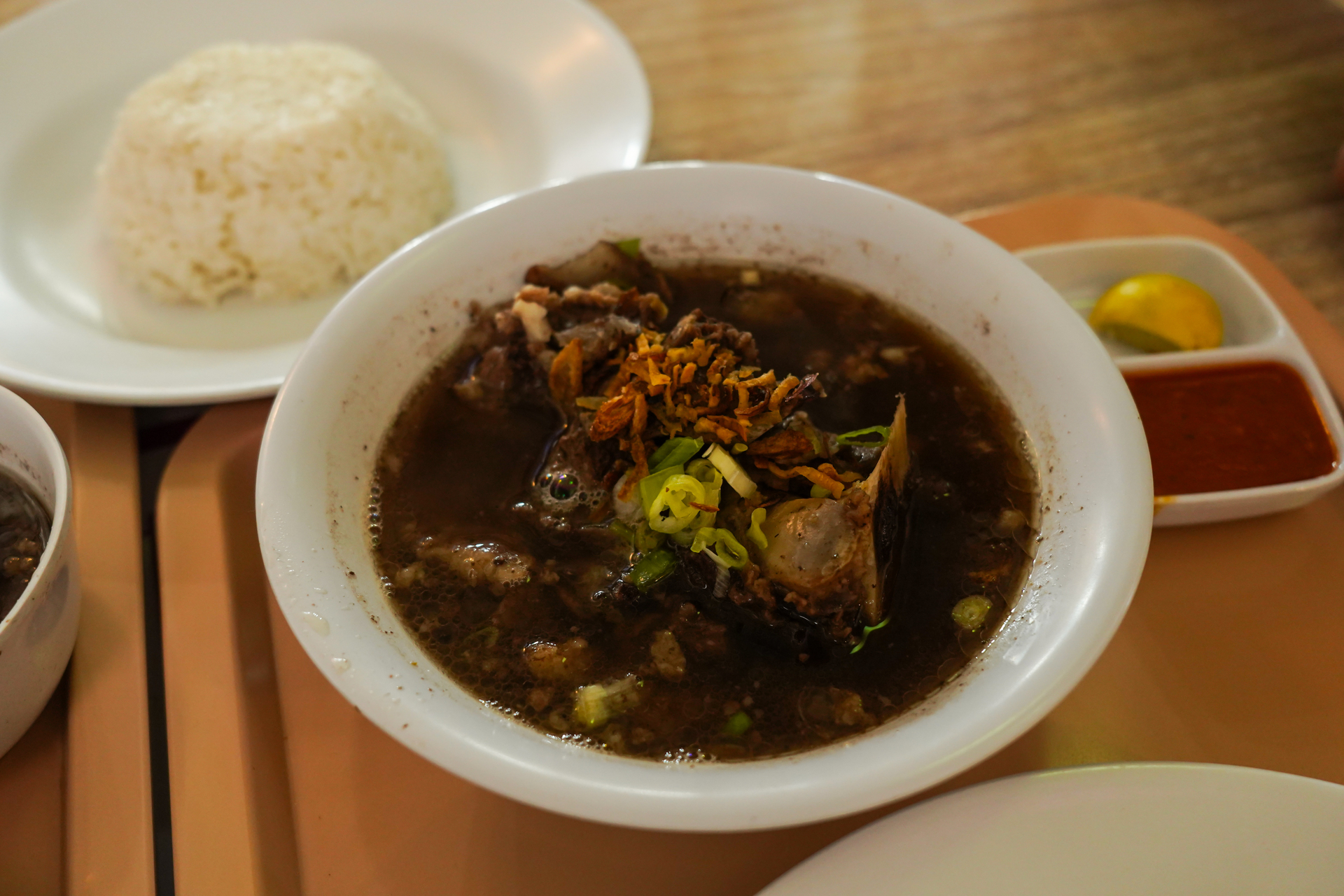 AUTENTIK: Cita rasa rawon, makanan berkuah hitam pekat dengan aroma rempah khas Jawa Timur.
