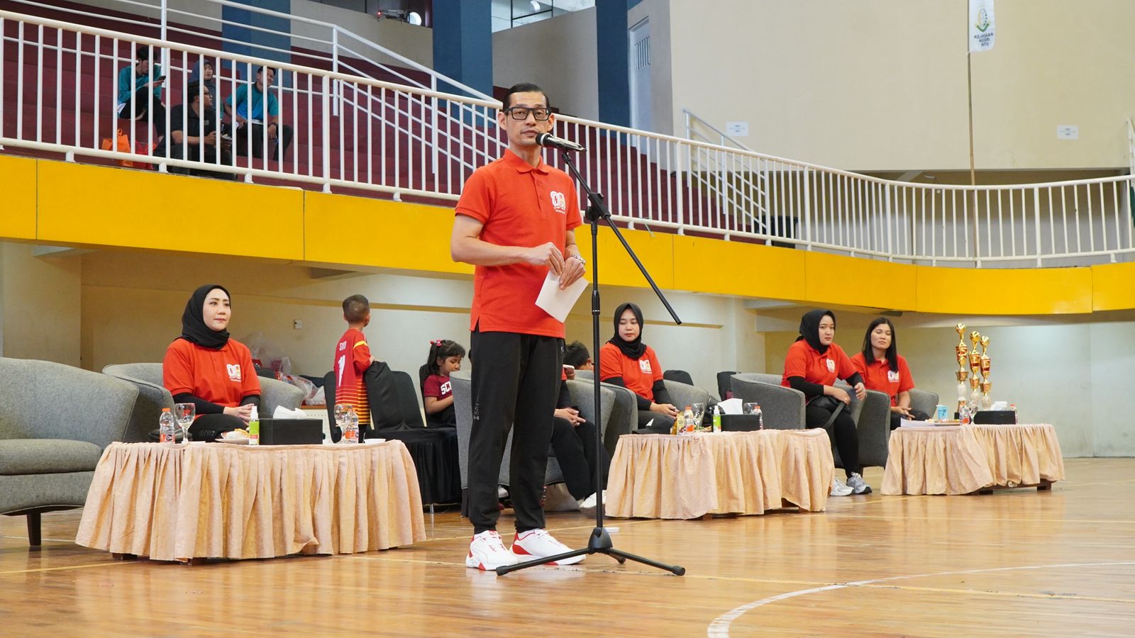 PEMBUKAAN: Kajari Batu , Dr. Andy Sasongko, S.H., M.Hum saat membuka Pekan Olahraga Adhyaksa di GOR Gajah Mada, Kamis (21/8)