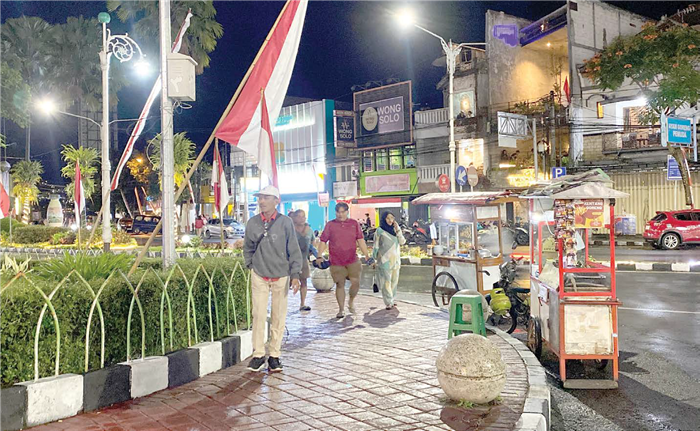 PERLU DITERTIBKAN: Beberapa pedagang liar berjualan di tepi jalan sekitar Alun-Alun Kota Wisata Batu beberapa hari lalu.