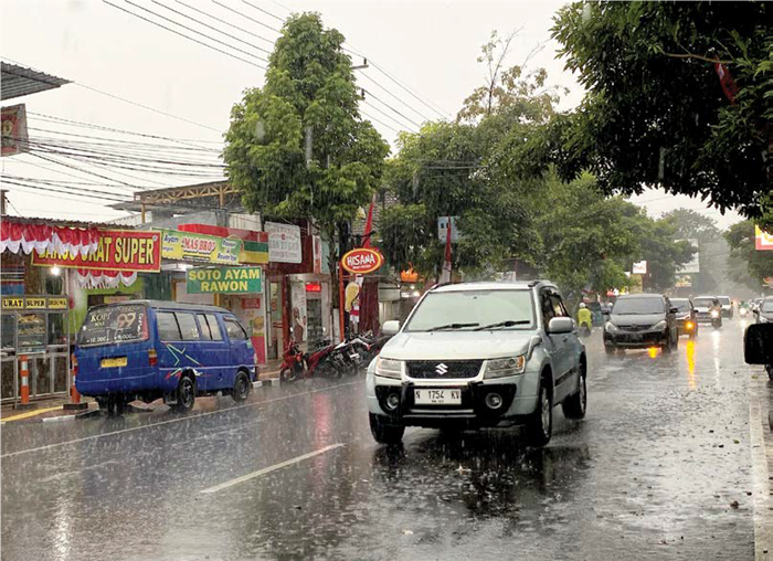 DIGUYUR HUJAN: Kondisi Jalan Diponegoro, Kecamatan Batu diguyur hujan lebat pada Rabu sore lalu (20/8).