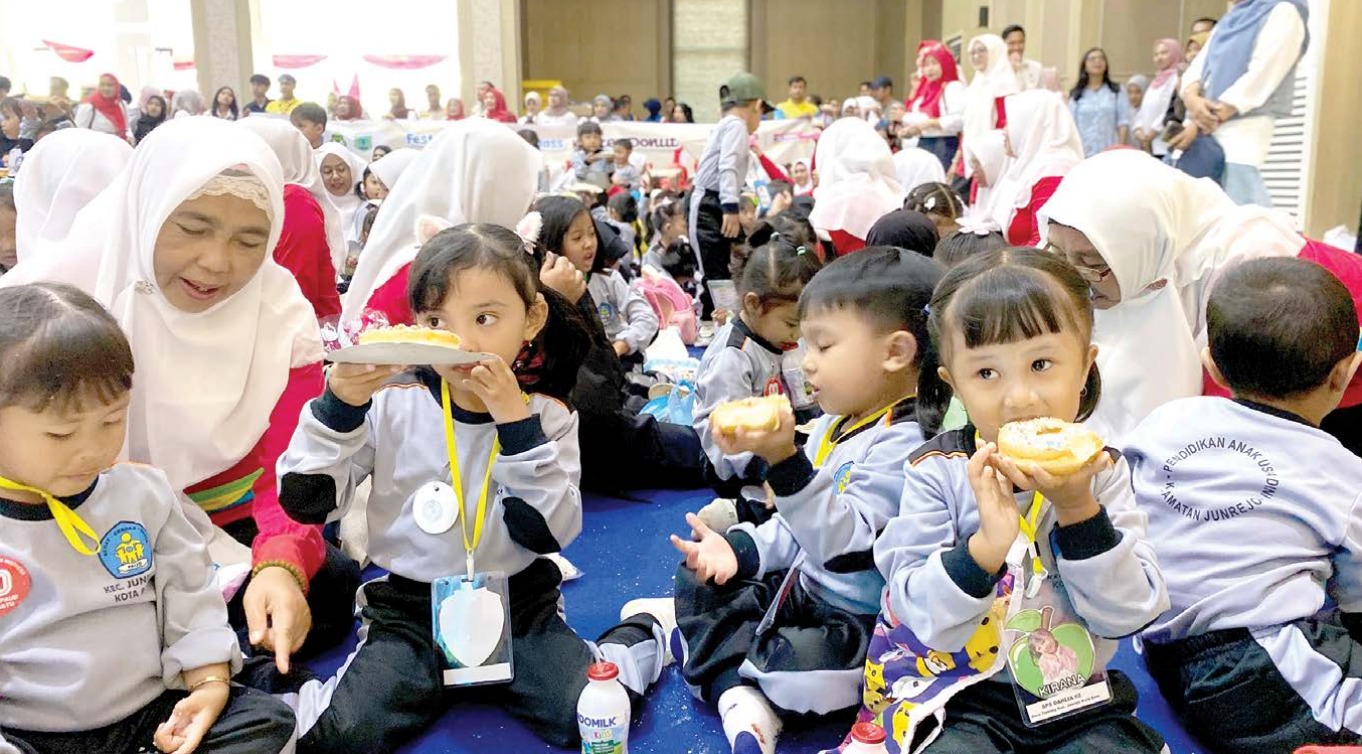 DAPAT BEASISWA: Beberapa guru PAUD di Kota Batu mendampingi siswa dalam acara gebyar anak PAUD di Gedung Graha Pancasila pada Rabu (20/8) lalu.