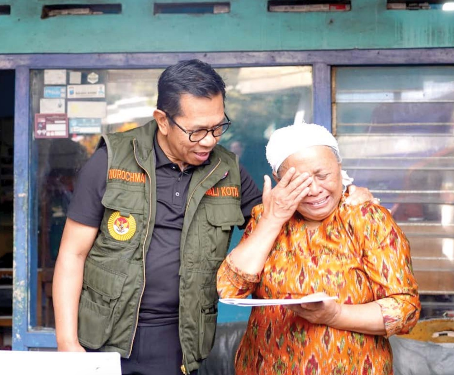 BERI PERHATIAN: Tangis haru salah seorang korban bencana di Desa Giripurno, Kecamatan Bumiaji menerima kunjungan dan bantuan Wali Kota Batu Nurochman kemarin pagi (22/8).