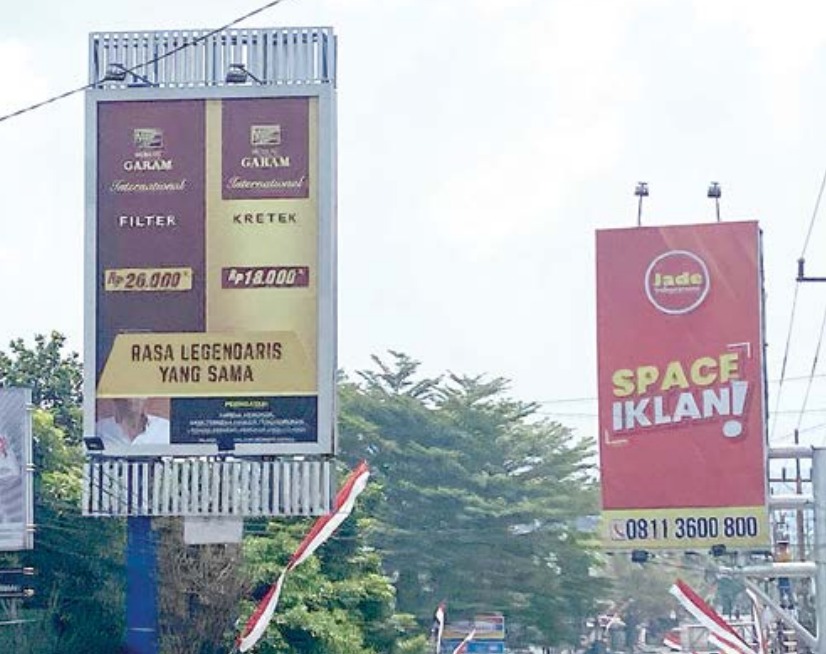 PEMINAT TINGGI: Beberapa reklame terpasang di sepanjang Jalan Brantas, Kecamatan Batu kemarin (22/8).