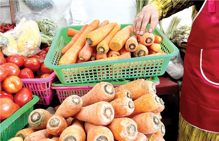 SEGAR: Hasil panen wortel asal Kota Batu dijajakan di Pasar Induk Among Tani kemarin (24/8).