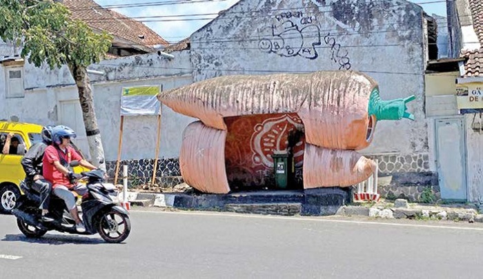 BAKAL DIBONGKAR: Salah satu halte berbentuk wortel di Jalan Brantas, Kecamatan Batu tampak mangkrak dan tak terawat kemarin (25/8).